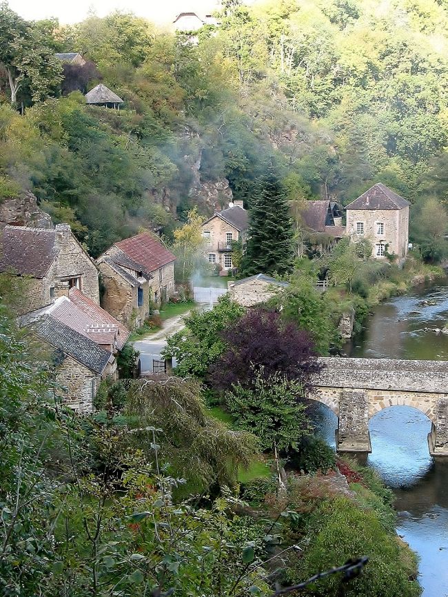 　今回もまた、バス・ノルマンディ地方の旅です、バス・ノルマンディー(Basse Normandie)と言うのは、低地・ノルマンディーと言う意味らしいのですけれど、地図で見ると、南西部と言う感じです、県としては、カルヴァドス・マンシュ・オルヌと言う三つの県の事なのだとか、マア、一介の旅行者としては、殆ど、どうでもよいのですけど、今回はその、南の果ての地域、オルヌ県の旅です。<br /><br />　県都は「アランソン」で、フランスの歴史では良く出てくる「アランソン公」と言う名前で有名な、由緒正しい町です、中でも、百年戦争末期のアランソン公・ジャン二世は、ジャンヌ・ダルクの戦友と言える人物、彼女の熱心な支持者でもあったことでも有名で、ジャンヌを見捨てたと言われるシャルル七世とは、その後、仲違いして、反逆罪に問われ、死刑宣告の後、獄死するという、数奇な運命を生きた人、でもまあ、日本のガイドブックでは、あまり知られていない地域です。<br /><br />　写真は、そんな、アランソンの町から、約15km西南にある「フランスの美しい村」、「サン・セヌリ・ル・ジェレイ」の村、城も大きな教会も、何もないですけれど、それでも、間違いなく「美しい村」、「太鼓判」押しときます。