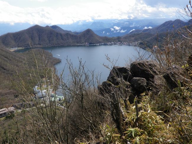 4日午前中から榛名湖畔へ、最初に榛名富士へ登りゆうすげ元湯に下山して昼食をとり、烏帽子ヶ岳へ登りました、下山は同じ道を利用。3日に旧中山道を歩いて国民宿舎裏妙義に宿泊。