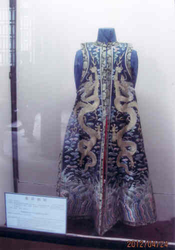 蘇州の環秀山荘は刺繍研究所になっていて、歴代の皇帝の衣裳などが展示されています。庭園は見られませんでした。<br />