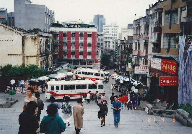 1987年に香港旅行とあわせてマカオにも行ってきました。<br />香港から船に乗ってマカオ入りしました。<br /><br />表紙の写真は聖ポール天主堂跡から町側を眺めたモノです。<br />実に25年後である2012年、再び同じところを訪れたのですが、<br />大きく様変わりしていました。