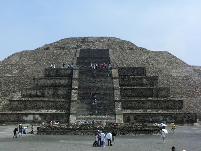 メキシコ到着二日目、さっそく今回の旅行の目玉のひとつ<br />ラテンアメリカ最大の都市遺跡、世界遺産テオティワカンに向かいます。<br /><br />メキシコシティから約50キロ北にあるテオティワカンは<br />紀元前2世紀頃建造され、6世紀頃まで20万人以上が暮らして<br />いたとみられますがその後謎の滅亡、その人々がどこに<br />行ったのかを含めて未解明となっているそうです。<br /><br />テレビやガイドブックで見ただけでも、そのスケールの大きさと<br />古代ロマンに憧れた世界遺産を実際に訪れる日が来ました。<br /><br />しかし標高が高いため酸素は薄いうえ、急な長い階段が怖くて<br />ギブアップ寸前。日頃の運動不足が悔やまれます。<br />でも必死で登ったその先の景色は、本当に最高！<br /><br />テオティワカンとは神々の都市という意味だそうです。<br />14世紀にアステカ人が発見した時には完全な廃墟となっていたため<br />この名前がつけられたとか。<br />