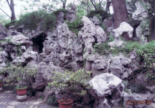 滄浪亭は宋代の庭園で蘇州古典園林の中では一番古い庭園です。簡素な造りで自然を生かしています。<br />