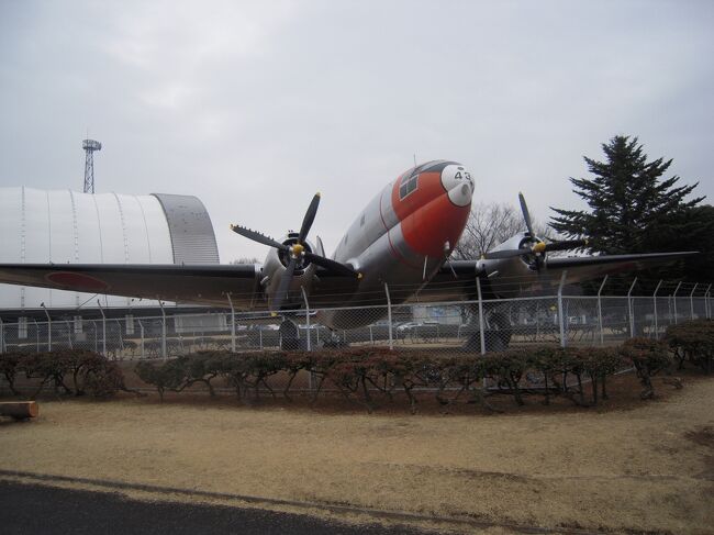 日本最初の飛行場となった所沢航空記念公園を訪問しました。<br /><br />所沢市は日本の航空発祥の地といわれているのは、明治４４年（１９１１）４月、所沢に日本初の飛行場が開設された事によります。<br />明治４２年（１９０９）７月、勅令により臨時軍用気球研究会が発足し、航空機に関する研究が開始されました。<br />気球研究会は設置直後から試験場候補地を検討しました。<br />栃木県大田原や千葉県下志津なども候補地にあがりましたが、旧所沢町と松井町にまたがる地域に決定されました。<br />気象条件や地形の起伏などが選定の理由であったとされています。<br />開設当初所沢飛行場の敷地面積は約７６．３へクタールで飛行機格納庫、気象観測所、軽油庫、東西方向に幅約５０ｍ、長さ約４００ｍの滑走路を持つ飛行場でした。<br />この県営所沢航空記念公園は、所沢飛行場の跡地に造られた都市公園であります。<br />所沢飛行場での初飛行は明治４４年（１９１１）４月５日の早朝に開始されました。<br />まず、徳川好敏（とくがわよしとし）大尉がアンリ・ファルマン機で飛上し、約１分で着陸、続いて日野熊蔵（ひのくまぞう）大尉がライト機で３分３０秒の飛行時間を記録しました。<br />所沢の住民はもとより、多くの見学者が一目見ようと、近在各地から集まり、訓練日には桟敷が設けられ、飛翔のたびに歓声が上がったといわれています。（説明板）<br /><br />当駅下車しますと駅前広場にＹＳー１１の機体が堂々と鎮座していましてその大きさに改めて感じ入ったしだいです。<br />現代的な街路を進みますと記念公園が視野に入りますが、天候不良の月曜日で公園内は人影まばら、公園内の展示館は休館で最悪の状況でしたが日本の航空発祥の地に足跡を残しましたし静態保存機（Ｃー４６）を見ることもできましたので満足しています。<br />