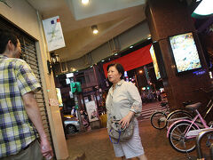 台北の林森北路はポン引きが次々と出現して、KTVに勧誘してくる。