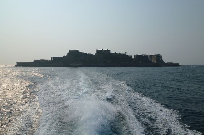 遺産と言っていいのか…　念願叶って軍艦島（端島）へとぉ～～！！<br />年間の上陸回数は１００回程度だとか？<br />比較的上陸率が高い５月を選んで行って来ました♪(*^_^*)