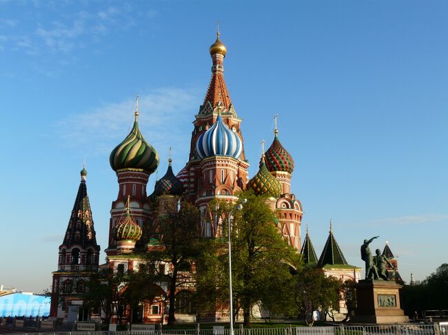 ゴールデンウィークを利用してロシアを初めて訪問しました。旅の目的は赤の広場と玉葱のようなロシア教会をこの目で見てくることです。またロシアの一般的な観光シーズンは夏ですが、ＧＷでも航空券が思いのほか安価であったこともロシアに決めた要因のひとつです。今回の旅行はエアーだけ個人手配し、ビザ取得手続きを考えてホテル＆空港間の送迎を専門の旅行会社へ依頼しました。この時期のロシアの気候ですが、当初モスクワ在住の方のブログを見ていて４月の頭なのに雪が降っていたので心配でしたが、結果的にはずっと快晴でした。気温もサンクトペテルブルクは風が吹くと朝晩は寒かったですが、日中は春先の陽気ですがすがしかったです。モスクワはそれ以上に温かく暑い日もあったくらいです。時期的にも日没が夜１１時くらいでしたので、普段より夜遅くまで外出できて観光もしやすかったです。ＧＷのロシア旅行も時期的にはおススメですよ。