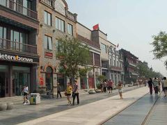 北京　前門大道でショッピング。　古い町並みをリニューアル。