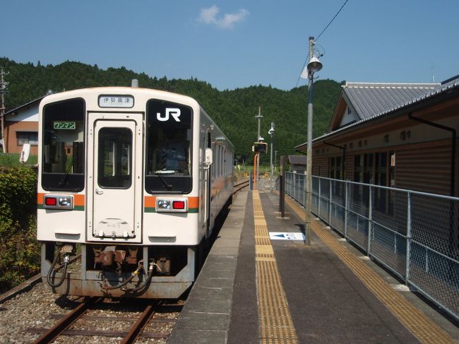 2009年、18切符・北東パス（北海道東日本パス）を利用して行った、初の北海道鉄旅の記録。災害からの復旧工事中な名松線や、震災による津波被害を受けた仙石線・気仙沼線に乗車しているなど懐かしい記憶です。なお、友人のF氏と同行。過去旅行記なので、写真コメントなどは少なめです。<br /><br />【乗り鉄】<br /><br />◇09北海道＆東北旅行記目次◇<br />(1)　1日目　名松線他<br />http://4travel.jp/traveler/planaly/album/10670517/<br />(2)　2日目-1　仙石線<br />http://4travel.jp/traveler/planaly/album/10670518/<br />(3)　2日目-2　気仙沼線<br />http://4travel.jp/traveler/planaly/album/10670525/<br />(4)　3日目-1　花輪線<br />http://4travel.jp/traveler/planaly/album/10670526/<br />(5)　3日目-2　五能線リゾートしらかみ青池編成（旧）<br />http://4travel.jp/traveler/planaly/album/10670528/<br />(6)　4日目　新十津川・小樽<br />http://4travel.jp/traveler/planaly/album/10671305/<br />(7)　5日目-1　稚内（北堤防ドーム）・宗谷本線１（稚内〜音威子府）<br />http://4travel.jp/traveler/planaly/album/10677770/<br />(8)　5日目-2　宗谷本線2（音威子府・手塩川温泉）、手塩川温泉<br />http://4travel.jp/traveler/planaly/album/10677779/<br />(9)　5日目-3　宗谷本線3、ほか（札幌へ）、急行はまなす<br />http://4travel.jp/traveler/planaly/album/10677785/<br />(10)　6日目　東鳴子温泉・リゾートみのり<br />http://4travel.jp/traveler/planaly/album/10677791/<br />(11)　7日目　米坂線・快速くびき野・信越本線・<br />http://4travel.jp/traveler/planaly/album/10677802/<br />(12)　8日目　大糸線（キハ52）、富山市役所展望塔<br />http://4travel.jp/traveler/planaly/album/10677811/<br /><br /><br /> ◆全旅行記目次◆<br />http://4travel.jp/traveler/planaly/album/10642746/