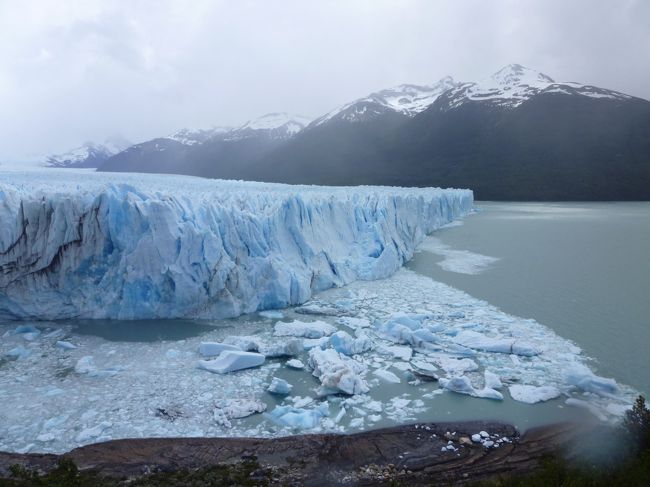 憧れの地、南米パタゴニアを旅しました。<br /><br />まずは、アルゼンチンのカラファテに滞在し、氷河トレッキングツアーに参加しました。<br />氷河のスケールの大きさに驚きました。<br />2010年12月21日（火) <br />　　13時10分 福岡発→14時55分　成田着(JL3054) <br />　　19時20分 成田発→18時20分 ﾆｭｰﾖｰｸ着(AA168)<br />　　22時　ﾆｭｰﾖｰｸ発（AAA912）→<br />12月22日（水) <br />　　10時50分　ｱﾙｾﾞﾝﾁﾝ・ﾌﾞｴﾉｽｱｲﾚｽ着<br />　　16時55分　ﾌﾞｴﾉｽｱｲﾚｽ発→20時8分　ｴﾙ･ｶﾗﾌｧﾃ着（AR1874）　<br />12月23日（木) <br />　　　　　　　　　　　ｴﾙ･ｶﾗﾌｧﾃ泊　　　　　　　　　　　<br />◎12月24日（金) <br />　　氷河観光　　　　　ｴﾙ･ｶﾗﾌｧﾃ泊　　　　　　　　　　　　　<br />12月25日（土）<br />　　ｴﾙ･ｶﾗﾌｧﾃ　→　ｴﾙ･ﾁｬﾙﾃﾝ<br />12月26日（日）<br />　　ｴﾙ･ﾁｬﾙﾃﾝ　→　ｴﾙ･ｶﾗﾌｧﾃ　ｴﾙ･ｶﾗﾌｧﾃ泊<br />12月27日（月）<br />　　ｴﾙ･ｶﾗﾌｧﾃ　→　ﾁﾘ　ﾌﾟｴﾙﾄ･ﾅﾀｰﾚｽ　ﾌﾟｴﾙﾄ･ﾅﾀｰﾚｽ泊<br />12月28日（火）<br />　　ﾊﾟｲﾈ国立公園　　　　　　　ﾌﾟｴﾙﾄ･ﾅﾀｰﾚｽ泊<br />12月29日（水）<br />　　ﾌﾟｴﾙﾄ･ﾅﾀｰﾚｽ　→　ﾌﾟﾝﾀ･ｱﾚｰﾅｽ　ﾌﾟﾝﾀ･ｱﾚｰﾅｽ泊<br />12月30日（木）<br />　　8時　ﾌﾟﾝﾀ･ｱﾚｰﾅｽ発　→　13時5分　ｻﾝﾃｨｱｺﾞ（H2026）　<br />　　21時55分　ｻﾝﾃｨｱｺﾞ発（AA1114）<br />12月31日（金）<br />　　4時25分　ﾏｲｱﾐ着<br />　　6時45分　ﾏｲｱﾐ発　→　9時35分　ﾆｭｰﾖｰｸ着（AA1114） ﾆｭｰﾖｰｸ泊<br />2011年1月1日（土）<br />　　7時59分 ﾆｭｰﾖｰｸ発　→　9時44分　ｼｶｺﾞ着（AA309）<br />　　11時10分　ｼｶｺﾞ発（AA153）<br />1月2日（日） <br />　　15時15分 成田着<br />　 19時50分 成田発　→　21時55分 福岡着(JL3057)<br /><br />