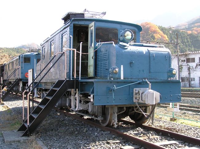 　埼玉県秩父市の秩父鉄道三峰口駅構内には鉄道車両公園がある。秩父鉄道創立90周年を記念して三峰口駅の広い構内に作られ、平成元年(1989年)3月17日に開園した。秩父鉄道で長年活躍した電気機関車、電車、貨車が保存・展示されている。<br />　三峰口駅は秩父鉄道秩父線の終着駅である。SLパレオエクスプレスが運転されているために、鉄道車両公園の奥には転車台があり、手動で回転させている。<br />（表紙写真は電気機関車デキ1（デキ1形））