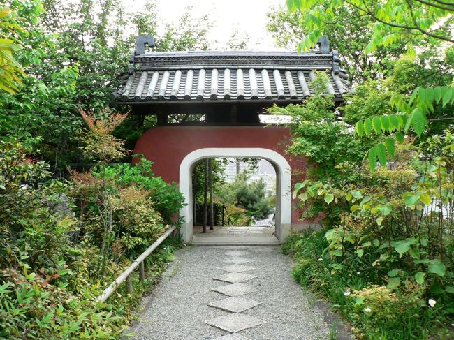 石峯寺(せきほうじ)は京都市伏見区の寺院で石峰寺とも表記されている。1713年、黄檗山大本山萬福寺の第6世千呆性案(せんがいしょうあん)が開創している。<br />寺の境内裏山にある五百羅漢の石像群は、絵師の伊藤若冲(いとう じゃくちゅう、 1716−1800年)が下絵を描き制作したもので、「若冲五百羅漢」としていまも親しまれているが残念ながら撮影は禁じられている。<br />(写真は石峯寺)<br /><br />