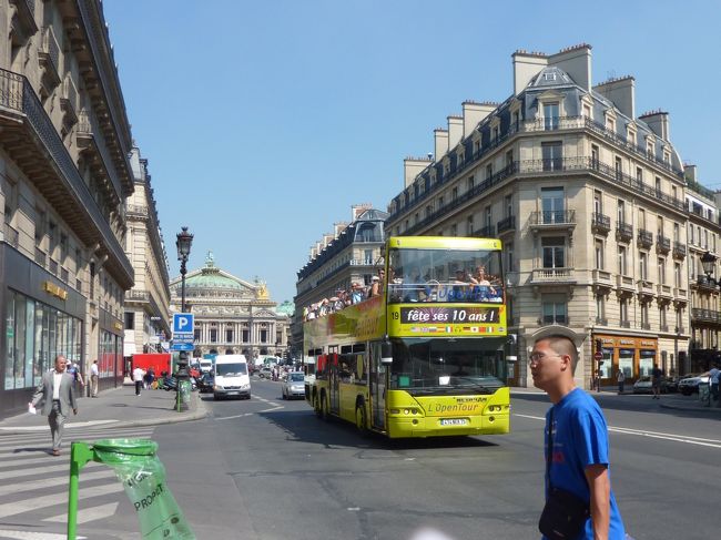 2009年6月25日～7月4日、9泊10日の日程でIACEトラベルの「人気のユーロスターで車窓の旅！　憧れのロンドン＆パリ10日間」という添乗員なしのツアーに行きました<br /><br />今回はそのうち「2階建てバスでパリ市内観光」編です<br /><br />なお随時写真及び記事を追加いたしますのでよろしければ時々ご訪問下さい<br /><br />--------------------------------------------------------<br />前回のパリ観光ではメトロでジプシーに狙われ不愉快な思いをしたので今回はその心配がない2階建てバスツアーを利用しました<br /><br />シティラマ社によるツアーはいずれも循環型で以下の4つがあり、全コース乗り降りは自由　　また日本語のオーディオサービスもあり、特に不自由は感じませんでした<br /><br />HPは　http://www.pariscityvision.com/jp/paris-l-open-tour<br /><br />なお料金は1日券29ユーロ、2日券は32ユーロなのでこちらを購入（その後29→31、32→34ユーロに変更）<br /><br />1)Paris Grand Tour・・・・オペラガルニエ→ルーブル→ノートルダム→オルセー→コンコルド広場→凱旋門→エッフェル塔→アンヴァリッド→コンコルド広場→元に戻る<br /><br />2)Montparnasse-Sant-Germain・・・ノートルダム→ソルボンヌ→リュクサンブール→モンパルナス→アンヴァリッド→サンジェルマン→元に戻る<br /><br />3)Montmartre-Grand Boulevards・・・・・オペラガルニエ→ムーランルージュ→北駅→東駅→レピュブリック広場→元に戻る<br /><br />4)Bastille-Bercy ・・・・・・バスチーユ広場、オステルリッツ駅など（詳細省略）<br /><br /><br />このバスに乗ってみての私が感じた長所、短所は次の通りです<br /><br />＜長所＞<br />　１．2階席は窓ガラス、天井とも無いため視界は極めて良好、写真撮影にトレビア～ン！<br /><br />　２．夏は吹きぬける風もさわやか、気分爽快<br /><br />　３．乗客は全て観光客なのでメトロより安全<br /><br /><br />＜短所＞<br />　１．運転時間が9～17時と短く途中で降りると一日で廻るのは不可能<br /><br />　２．バス乗り場がパリ初心者には分かりにくい　　事前にシティラマのHPから路線図をダウンロードし乗り場をよく確認することをオススメします<br /><br />　３．2階席は街路樹の枝が当たることもあり要注意！また朝は少し寒いかも、、、<br /><br /><br /><br />＜ツアー全体の日程＞<br /><br />6月25日　　BAで成田からパリに（ロンドン乗り継ぎ）<br />6月26日　　シャルトル観光<br />6月27日　　トゥール市内観光、ロワール古城巡り<br />6月28,29日　パリ市内観光<br />6月30日　　ユーロスターでロンドンへ、着後市内観光<br />7月1日　　　ロンドン市内観光<br />7月2日　　　ウィンザー観光<br />7月3,4日　　BAでロンドンから成田へ（直行便）帰国<br /><br />なおBGMとしてYves Montandが歌う「パリの空の下」を御用とお急ぎでない方はお聞きください<br /><br />https://youtu.be/ceFxrmQhRAg
