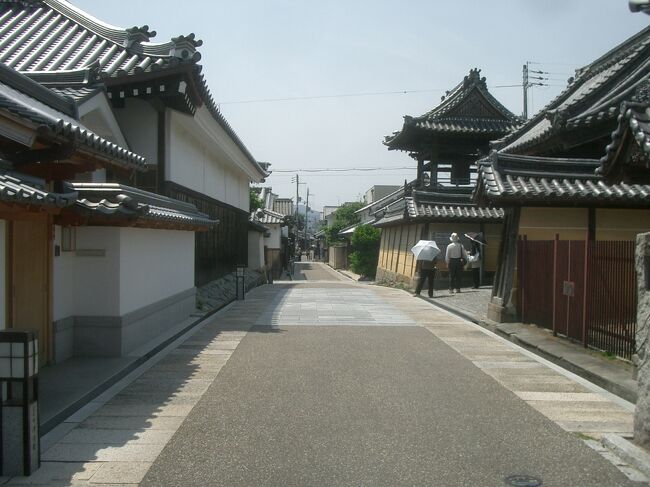 富田林市の寺内町（じないまち）の古い町並みを歩きました。あいにくの月曜日で、「じないまち交流館」はおやすみ。じもとの情報は得られませんでしたが、街をのんびりお散歩しました。すてきな街です。