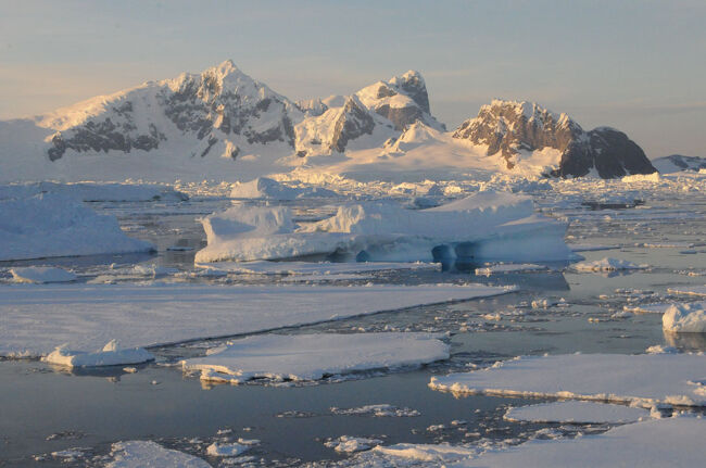 2月20日。南極大陸２日目で南極圏に迫る日です。<br /><br />南極圏、すなわち南緯６６度３３分以南に入る旅行者の数は限られています。<br /><br />クルーズ船が集中する南極半島では、大部分の船が南極圏のかなり手前で引き返すからです。リンドブラッドの船は一味違います。<br /><br />氷が融ける２月には、例年、南極圏に入り込んでいます。今年は氷が多い年で結果は分りませんが、氷の海を行くので楽しみでした。<br /><br />荒涼とした風景と巨大な氷山を堪能した１日でした。<br />