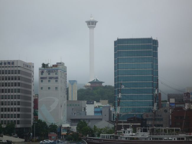 韓国ドラマ好きのぴぴまる。<br />韓国時代劇でもお馴染み慶州へ行ってみたいな~って思っていました。<br />ちょうど、7月12日にスターフライヤーが釜山線を新規就航!<br />7月下旬のチケットを予約したのですが、そこはバンコクに振り替え、結局3連休を利用して、関釜フェリーで行くことに!<br /><br />今回は慶州の古都巡りが楽しみ☆<br />ということで、現地泊なしの0泊3日のパックツアー!<br />フェリーdeおトクに世界遺産慶州へ行ってきました~。<br />①はフェリーで初出国編です。<br /><br />【旅程】<br />7/14 下関港19:00発関釜フェリーで釜山へ。(船中泊)<br />7/15 釜山港8:00着。バスで世界遺産慶州へ。<br /> 良洞民俗村、仏国寺、サムパプの昼食、ロッテ免税店<br /> 釜山港20:00発下関港へ。(船中泊)<br />7/16 下関港7:45着。<br /><br />【旅のポイント】<br />①関釜フェリーdeおトクに釜山へ。<br />②世界遺産慶州で新羅の古都巡り~。<br />③0泊3日のフェリーのタビはいかに?<br /><br />【旅のデータ】<br />①ツアー:ヴィーナストラベル<br />②ツアー代金:13,000円+1等船室追加7,000円=20,000円<br />③その他諸費用:下関港 港湾使用料+燃サ=1,500円<br /> 釜山港 港湾使用料+燃サ=15,200ウォン<br />④レート:(前回のウォンを使用)10,000円=142,000ウォン<br /><br /><br /><br />