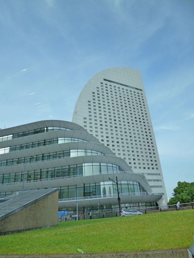 横浜での学会が5/16-19にあったので,ホテルと飲食した場所のみ紹介.仕事だし,カメラもコンパクトの小さいものしか持参せず,他の参加者と一緒の時にカメラで撮るのははばかられたため,断片的な記録であるが,紹介する.<br />ブリーズベイホテルは並みのビジネスホテル.朝食はまあまあだったが,安普請で部屋の会話が,廊下で聞こえるのはいただけない.応対はわりとよかった.5/16に飲みに行った秀吉桜木町店は,レトロな昭和の雰囲気.すしはまあまあだったが,あとは並みという感じ.可もなく不可も無し.比較的安く庶民的なのと,ホテルから近かったので良かったが.5/18に職場の仲間と食べに行ったJPASTA.前菜の種類は少なく,また値段も少々高め(値段は並みだが量が少ない).ドレッシングが塩辛くたっぷりかけ過ぎなど不満も残ったが,ミートソーススパゲティとトマトスープスパゲティはおいしかった.5/19中華街萬珍楼で3500円の朱雀ランチコースを食べる.まあ洗練された味の中華料理.コストベネフィットは良かった.合格だが,おすすめほどではない.<br />学会というと毎日夜は飲んでいる感じになるのはしかたない.交流会のあった,ワタミグループ系の「GOHAN」をいれれば毎日夜は飲んでいた.<br />学会は発表,座長,発表の支援,会議などがありとても写真どころではない.また職場の仲間が写真を撮りまくるのをいやがるので不十分な紹介はご容赦願いたい.