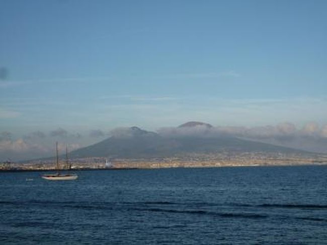 4月28日〜5月7日の8泊10日、<br />イタリアのナポリとイスキア島へ行きました♪<br />宿泊地はナポリ2泊、イスキア島6泊の二か所。<br />全て絶景のジュニアスイートルーム。<br />イスキア島で温泉・ビーチ・グルメを楽しんできました♪<br />また、イスキア島から日帰りにプローチダ島へ行きました♪<br /><br />☆Ｖｏｌ６５：第８日目（５月５日午後）ナポリ♪<br />マルティーリ広場・ミッレ通り・キアイア通りでショッピングを楽しんだら、<br />ホテルへ帰るべく、<br />ヴィットリア広場からサンタルチアへの大通りを歩く。<br />海風が気持ちいい。<br />青い海・卵城・ベスビオ火山を眺めながら。<br />夕暮れに染まるナポリの風景。<br />「Grand Hotel Santa Lucia」のジュニアスイートルームに戻る。<br />ゆったりと疲れを癒す。<br />窓から美しい景色を眺めながらくつろぐ♪
