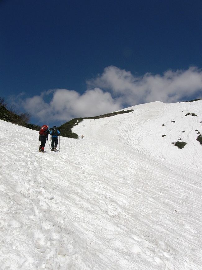 友人夫妻が今年白馬大雪渓を登る計画がありアイゼンに慣れたいと言うことで依頼され、谷川岳天神尾根を選んだ。<br /><br />３人の心掛けが良かったのか天気は快晴　素晴らしい登山となりました。<br /><br />山麓の新緑と残雪が快晴の空に映え素晴らしい景観・眺望に酔いました。