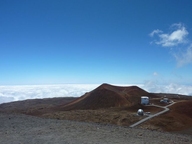 ハワイも3日目。<br />まぁ3日目といえど1日目は移動の数時間だけですが・・・<br /><br />ハワイ旅行で一番楽しみにしていたハワイ島へ行き、宇宙に一番近い天文台群があるマウナ・ケア山頂を目指しました。<br /><br />山頂に着いたときの「絶景」と「何も言えない感動」は本当にかけがえのない体験。<br /><br />マウナ・ケアはパワースポットと言われてますが、その意味が少しだけ分かったような気がします。