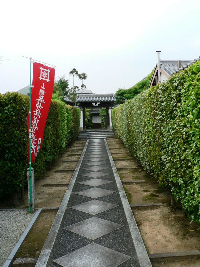 塔頭(たっちゅう)は、本来禅寺で祖師や大寺・名刹の高僧の死後、その弟子が師の徳を慕って塔(祖師や高僧の墓塔)の頭(ほとり)やその敷地内に建てた小院とのこととのことだが現在は寺院の敷地内にある高僧が隠退後に住した子院のことも塔頭と呼ぶようになっている。<br />宝塔寺(ほうとうじ)には大雲寺(西之大坊、1536年建立)、霊光寺(1585年再建)、自得院(1594年開創)、圓妙院(1597年建立)、直勝寺(1648年創建)、慈雲院(1657年創建、玉泉院を合併)の6塔頭(たっちゅう)が参道に並んでおり、 宝塔寺が歴史と由緒を有する大きな寺院であったことがわかる。<br />(写真は宝塔寺塔頭の光景)<br /><br />