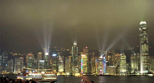 ｲ尓好（ネイホウ）は香港の言葉、広東語で「こんにちは」です。<br /><br />写真は香港の音と光のショー「シンフォニー・オブ・ライツ」です。<br /><br />今回は現地ガイド付きのツアーで定番コースの香港・澳門（マカオ）・深圳を駆け足で巡ってきました。<br /><br /><br />期間　２０１０年１月６日（水）～９日（土）<br /><br />１月５日（火）前日の集合時間が成田７：３０なのでＪＡＬホテルに前泊<br />１月６日（水）<br />９：１５出発のキャセイパシフィックＣＸ０５０９便　１３：２５香港着　香港ガイド：クララ李さん　黄大仙寺院見学後ホテルへ<br />夕食は市内で北京ダック付き北京料理（飲茶）<br />香港１００万ドルの夜景観賞３カ所から（ ①ビクトリアピーク中腹から、② スターフェリーから、③ アベニュー・オブ・スターズよりシンフォニーオブライツ観賞）<br />その後ＯＰのオープントップバスで夜景市内観光と女人街見学<br />１月７日（木）<br />市内レストランでアワビ入りお粥と飲茶<br />香港市内観光　フラワーマーケット、文武廟、レパルスベイ、土産物屋<br />昼食はフカヒレ水餃子付き広東式飲茶<br />列車にて深圳へ　移動約９０分　出国・入国審査後<br />テーマパーク小人国と深圳ナイトパレード観賞<br />夕食は園内にて四川料理　夕食後香港へ<br />１月８日（金）<br />ホテルにて朝食後、校則フェリー（約９０分）で澳門へ<br />ガイド：張さん、媽閣廟、澳門タワー、聖ポール天主堂、セドナ広場見学後カジノ体験<br />昼食は澳門市内にてポルトガル料理<br />高速フェリーにて香港へ<br />夕食はＯＰ上海料理<br />１月９日（土）<br />市内カフェにて麺料理<br />ペニンシェラアーケードとＤＦＳ見学<br />１５：２０発のＣＸ０５００便で帰国<br />２０：１５成田着　<br /><br /><br />ハイアット・リージェンシー沙田（シャティン）【ジュニアスイート】に３連泊<br />香港・澳門・深圳４日間<br />クラブツーリズム主催