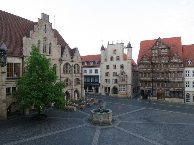 2012年5月4日（金）Hildesheim<br />こちらのショットはお部屋からの眺めです。<br />ホテルがマルクト広場に面しているので景色が最高に良いです。<br /><br />ゴスラーから戻って来て聖ミカエル聖堂を見学しました。<br />ミカエル聖堂は天井画がとても素敵でした。<br />2度目の見学だったのですが何度見ても見飽きる事はありません。<br /><br /><br />