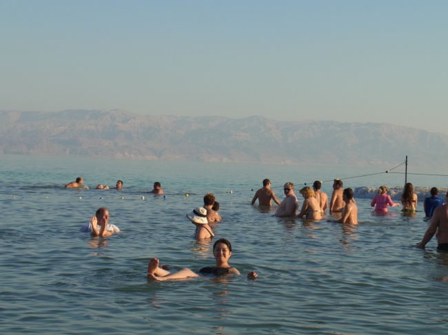 いよいよ、イスラエル体験・死海編です！<br />マサダからは、約３０分位です。<br /><br />ロッカー・タオルは有料との事だったので、タオル持参してきました。<br />着いたのが１５時前だったので、そんなに人もたくさんいませんでした。<br /><br />死海は海抜４１８m、世界で最も低い場所にある塩湖で、東側はヨルダンとも国境を接しています。<br />ヨルダン川が唯一の水源で、外へ流れる川などがなく、年間を通して温暖な気候で乾燥しているので、水分の蒸発が多く、海水の１０倍もの塩分濃度があるのだそうです。<br />そのため、生物も生息できないので、『死海』と言われるのが由来の１つだとか。<br />死海にプカプカ浮かびながら、雑誌や新聞を広げている写真を見たことありませんか？<br />どんなカナヅチでも沈むことはありません！<br /><br />でも、塩分濃度が高いので傷があると沁みるのですが、特に男性の方は、髭そりあとが沁みるそうです。<br />目に入ると大変なことになってしまうので、これから行く予定がある方はお気をつけください！！<br />