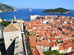世界遺産ドブロブニク旧市街の城壁さんぽ、青く透明なアドリア海と赤茶色の屋根が広がる別世界　◆クロアチア◆