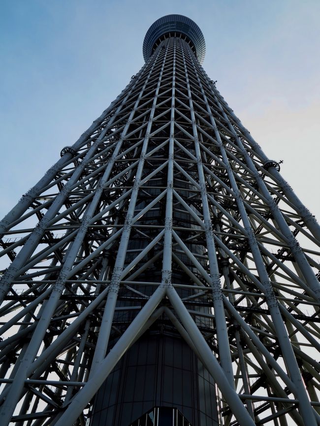 東京スカイツリー（とうきょうスカイツリー、Tokyo Skytree）は東京都墨田区押上にある電波塔（送信所）である。東京スカイツリーには観光・商業施設やオフィスビルが併設されており、ツリーを含めた周辺施設は東京スカイツリータウンと呼ばれる。2012年に電波塔・観光施設として開業。<br /><br />東京スカイツリー天望デッキ（第1展望台）<br />地上高を表すフロア340、フロア345、フロア350の3層からなる。5m超の大型ガラスを360度に配置し、タワーの足元から約70km先までを展望できる。<br /><br />フロア340 <br />「SKYTREE CAFE」：ドリンク、軽食、オリジナルスイーツなどのオーダーが可能。フロア345 <br />「Sky Restaurant 634（MUSASHI）」：メニューは新日本料理「TOKYO CUISINE」。<br />「THE SKYTREE SHOP」： 展望台ショップ限定商品を販売。<br />フロア350 <br />「SKYTREE CAFE」：ドリンクのオーダーが可能。立席のみとなる。<br />「東京時空ナビ」：52インチディスプレイを3面つなげた大画面が4基ある。東京のさまざまな風景を紹介する。<br />「江戸一目図屏風」：江戸時代の浮世絵師・鍬形斎の描いた屏風（岡山県・津山郷土博物館所蔵）の再現品。飛行手段のない江戸時代でありながら、空からの眺めが見事に描かれている。<br />（フリー百科事典『ウィキペディア（Wikipedia）』より引用）<br /><br />東京晴空塔（東京スカイツリー，Tokyo Sky Tree），2012年2月29日竣工，於2012年5月22日正式&#21855;用。其高度為634.0公尺，於2011年11月17日獲得吉尼斯世界&#32426;&#24405;認證為「世界第一高塔」，成為全世界最高的自立式電波塔。<br />（　http://zh.wikipedia.org/wiki/%E6%9D%B1%E4%BA%AC%E6%99%B4%E7%A9%BA%E5%A1%94 より引用）<br /><br />東京スカイツリーについては・・<br />http://www.tokyo-skytree.jp/<br />