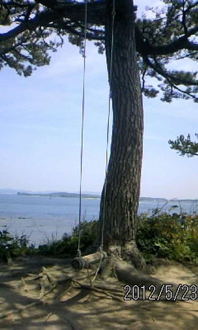 昼ごはんと散歩の目的で、日間賀島へ渡りました。日間賀島の旅行記は、２００７年１２月以来。あのときの寒風はすさまじかった・・・。<br /><br />１１時東港に到着→昼食を取り散歩→１４時に西港よりさようなら。<br /><br />小散歩でしたが、気分はリフレッシュできました〜