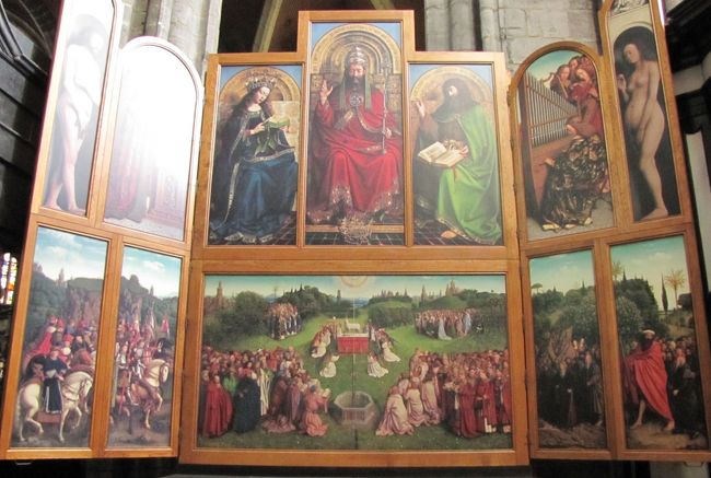 ゲントの聖バーフ大聖堂は、１２世紀に建設が始まり１６世紀に完成しています。聖バーフ大聖堂が有名なのは、中世フランドル絵画の至宝と呼ばれる、ファン・アイク兄弟の描いた祭壇画、「神秘の仔羊」が所蔵されているからです。この祭壇画は、兄ヒューベルト・ファン・アンクによって１４２０年に着手され、兄の死により、弟のヤンが作品を引き継ぎ、１４３２年に完成しています。<br /><br />「神秘の仔羊」は、表裏それぞれ１２枚のパネルで構成され、表面は、「生贄の仔羊；イエス・キリストの象徴」が中央下部に位置しており、上段には、「父なる神」や「聖母マリア」、「洗礼者ヨハネ」、「アダム」、「イヴ」などが描かれています。また裏面は、「受胎告知」の場面や作品を寄贈した貴族などが描かれています。<br /><br />この作品が注目されているのは、その完成度の高さばかりではなく、「人間は罪の子」を超え「人間は神の子」を提示していること、油絵の具が絵画の主流になることを決定付けたこと、絵画が宗教の挿絵的な立場から、独立した芸術ジャンルへ発展させたことによります。