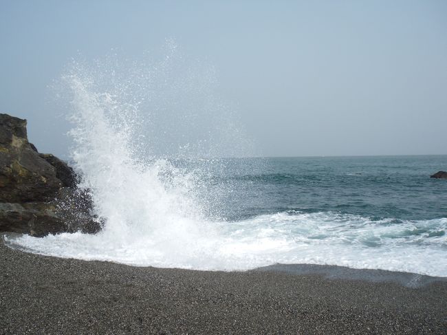 岩にあたる波音が印象的な浜辺です。