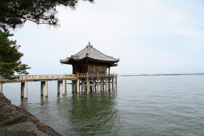 しんあさひ風車村からの帰り道、風光明媚な琵琶湖西岸をはしる道路沿いの白鬚神社を訪ねました。<br />近江地方最古の大社。厳かで風格のある神社。<br />よかったです。<br /><br />浮御堂<br />湖中の浮御堂。庭園も綺麗。