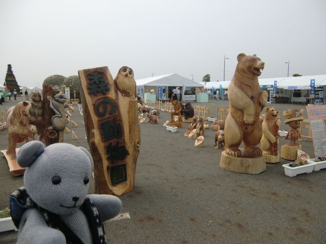 第63回全国植樹祭やまぐち2012日が山口市阿知須の干拓地、きらら浜で開催されます。<br />5月27日は全国植樹祭の式典。<br />前日の26と27日にきららの森フェスタが開催され、いとこがチェーンソーアートを展示するってことで行ってきました。<br /><br />ひとまず、載せられるだけ。<br />26,27日9:30〜16:00。<br />子供向きの体験コーナーが多数ありました。<br />植樹ができます。やってないけど。<br /><br />27日には天皇皇后両陛下御臨席の式典がありますので、交通規制にはご注意ください。<br />なお、式典会場に近いきらら博記念公園は、既に入場規制(立ち入り禁止かも)をかけてるようでした。<br /><br /><br />【追記】<br />晴天のなか、無事に植樹祭終了。<br />来年は鳥取で開催です。<br />いとこの作品、9月にいぐらの館で行う作品展に一部展示されるそうです。<br />実演は24年6月3日の長門峡道の駅のお祭りでやるようです。<br />ちょうど旅行中だなあ・・・
