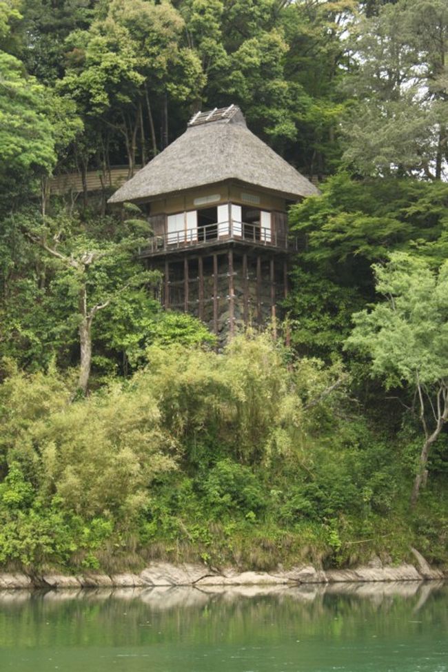 5月18日~20日の愛媛旅行の大洲観光編です。<br />昼すぎに宇和島を出発して大洲に到着後、大洲を半日観光しました。<br /><br />大洲での観光は<br />①大洲城<br />②おおず赤煉瓦館<br />③ポコペン横町<br />④臥龍山荘<br />⑤おはなはん通り<br />⑥お殿様公園<br /><br />です。古い街並みが残っていて小京都と呼ばれるのも納得です。<br />半日で観光しましたが、時間があれば1日かけて観光しても良いと思います。