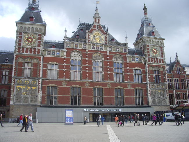 今回はパティシエの姪っ子がチョコレートの本場のベルギーへ行きたいというので<br />数ヶ月前から計画を始めた。案内や企画は三度のメシより好きな私は俄然張り切りました。<br /><br />動線：　アムステルダム→エイントホーベン→ブルッセル→ルクセンブルグ　<br />を列車移動　