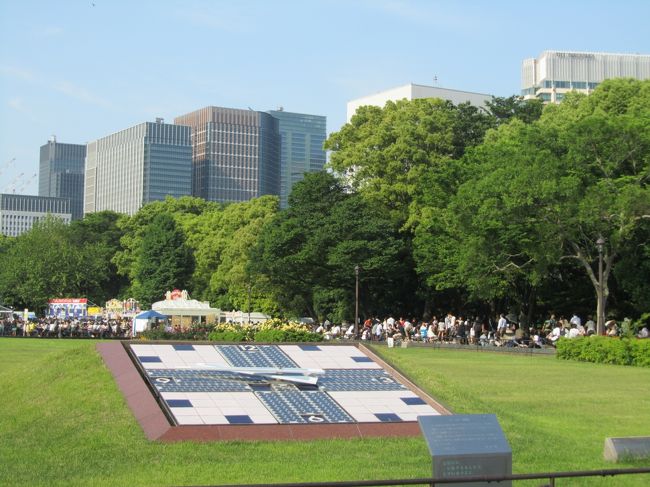 5月27日、午後4時頃に所用で新橋に行ったついでに新橋より日比谷公園を経由して東京駅迄歩いた。<br />五月晴れの好天に恵まれて輝いている新緑のある風景と心地よい風に当たり快適な散策となった。<br />丁度、第二花壇と大噴水付近ではドイツのビールと食、文化の祭典オクトーバーフェスト2012が開かれていてこの日が最終日とあって多くの人が詰め掛けていて、日比谷公園全体が巨大なビール園に様変わりしていた。<br />第一花壇周囲にはバラが見頃で美しく、多くの人がバラ園付近で休息を楽しんでいた。<br /><br /><br /><br />*写真は日比谷公園の第二花壇付近の風景<br />