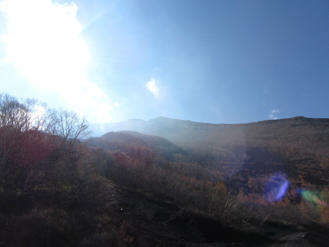 河口湖畔の足和田山のトレッキングの翌日、以前から計画していた富士登山を決行（？）した。<br /><br />多くの人が登る富士山については様々な意見があるが、私自身は瓦礫の山にはあまり興味が湧かない。<br />緑の山を森林浴を楽しみながら、小鳥の声を聞きながら歩く方が好きだ。<br /><br />そんなわけで富士山には食指が動かなかったのだが、とある番組で1合目から登るという企画を見て、これはやってみたいと思った。<br />そんな時期に足和田山のトレッキングに参加することになったので、ならばそのままあの辺に宿泊して、翌日に富士山に登ろうということになったのである。