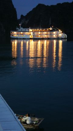 灼熱！下龍湾之旅（1）北部ベトナムの旅の最後はハロン湾で1泊2日のクルーズを楽しむ。