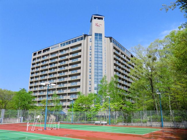 セラヴィリゾート泉郷が「ヴィラ北軽井沢エルウイング」(写真)と提携しオアシスメンバーは会員料金で宿泊できるようになった。このホテルはRCI加盟の会員制リゾートホテルで以前から泊まってみたいと思っていたので、今回、新緑の美しい5月下旬に1人で旅立ち、ゆっくり5連泊してきた。5連泊中2泊は2食付きプランにし、残りの3泊は素泊まりにして経費節約とダイエットを心がける。<br /><br />私のホームページ『第二の人生を豊かに―ライター舟橋栄二のホームページ―』に旅行記多数あり。<br />http://www.e-funahashi.jp/<br />
