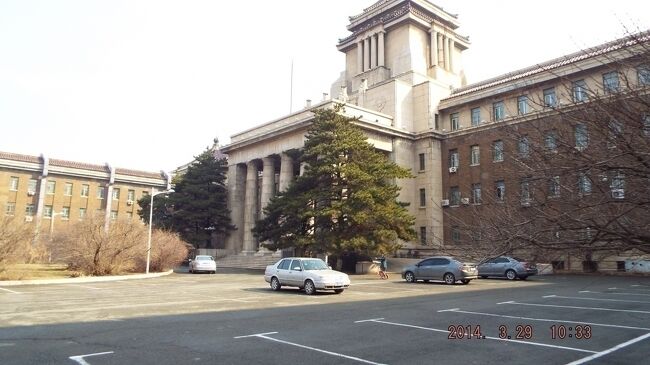 中華人民共和国吉林省長春市<br />(旧満州国新京特別市) 大日本満州首都新京市<br /><br />1905年(明治38年)~1945(昭和20年)日本統治時代 <br />日本が蓄積してきた都市計画の理念と社会資本整備の技術を一気に投入し建設した大日本帝国 大滿洲帝國 満州國新京特別市 <br /><br />無電柱化道路は地中に電線 上下水道とガス管埋設 <br />住居は水洗トイレ ガス炊飯 ペチカ壁暖房とスチーム暖房システムが採用で一年中、熱いお湯とガス炊飯 電話が完備されていました。<br />満州時代は左側通行でしたが現在は右側通行になっています。<br /><br />終戦時、進駐米国将軍が「後世に誇るべき傑作」と評価した先進的な都市。<br />その日本の街並み 痕跡を現在もみる事が出来ます。<br />日本では味あうことができない昭和日本<br />(現在)中華人民共和国吉林省長春市<br />撮影協力 大連在住,安藤さまと閻さまの最新画像も掲載しています.<br /><br /><br />