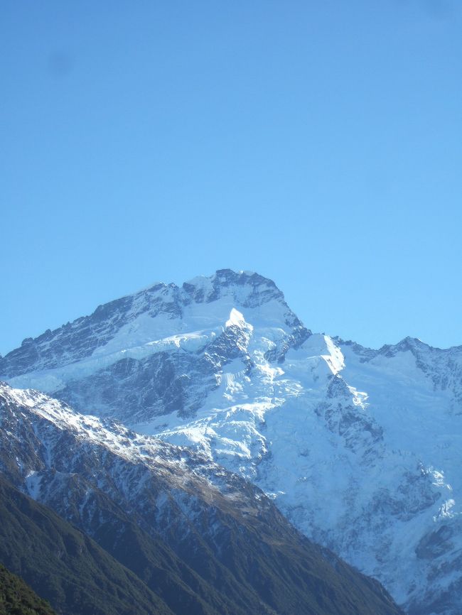 New Zealandはいろんな意味で初めて体験することが多く、とても新鮮でした。写真を整理しながら旅行記を書いていると二度目の旅行をしている様です。後から調べて知ったことや、ここも行っておけば良かったなと思うこともありますが、ＮＺを再訪する日のために取って置きたいと思います。ますますNew Zealandのファンになりました。<br /><br />旅行記もかなり増えそうですので、総集編としてまとめた旅行記を作成しました。<br /><br /><br />写真：雪に覆われたMt.Sefton (3,161m)　<br />　　　　アオラキ／マウント・クック国立公園