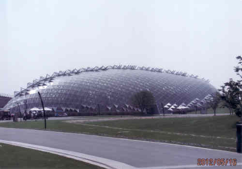 上海辰山植物園完成　園内にアジア最大の展示温室  <br />【新華社上海10年1月25日】上海市政府と中国科学院、国家林業局が共同で建設していた上海辰山植物園が3年余りの工事を終え、22日、正式に完成した。世界各地から9000種余りの植物を集め、華東地区で植物の種類が最も多い総合植物園で、園内にはアジア最大の植物展示温室がある。上海松江区に完成したもので、科学研究、科学知識普及、鑑賞、観光を一体化し、敷地が207ヘクタールある。全体的設計はアイデアに富み、専門の植物展示エリアが中心になっている。各種植物の生長に適した独特の環境を整え、さまざまな景観を形作っている。中でも展示温室、坑道跡庭園、盲人用植物園、水生植物園、岩石薬物園などに特色がみられる。展示温室は熱帯花・果実館、砂地植物館、希少植物館と温室エネルギーセンターからなり、総面積が1万2608平方メートルある。さまざまな国と地域から3000種余りの植物を集め、アジア最大の展示温室となっている。<br /><br />