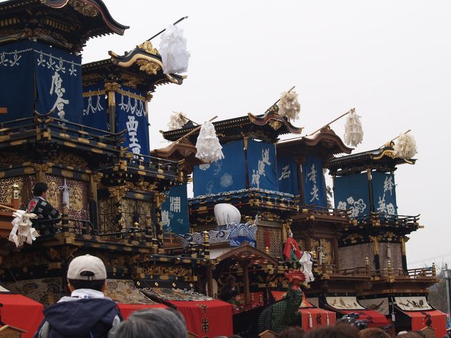 　犬山祭は針綱神社の行粧式である。針綱神社は、犬山城の一角に鎮座する古社である。例祭は寛永12年（1635年）尾張徳川家家老・犬山城主成瀬隼人正正虎（なるせはやとのしょうまさとら）公の沙汰で、氏子が行粧の車山・ねり物を出し、以来今日まで継承されてきた歴史ある祭りである。<br />　犬山祭は4月の第1土曜・日曜に行われている。年によっては桜が満開の中で行われる場合もあるが、この年（2005年）は桜が咲き始める頃であり、1週間後でないと満開にはならないであろう。<br />　犬山祭の主役は各町内から曳き出される13輌の車山（やま）で、いずれも三層からなる。これら13輌の車山は「愛知県有形民俗文化財（愛知県指定１号）」に指定されており、江戸時代から伝わる「からくり人形」を操り、「奉納からくり人形」を披露する。修理が済んで13輌の全部の車山がからくり奉納ができるようになったが、からくり奉納は2時間半も続いた。まさに、からくりを満喫できた。<br />　夜山（夜祭り）では、山車に提灯・末広・行燈を取り付け、本町通をぬって練り歩くのであるが、からくり奉納が終わった直後から雨になり、山車にビニールを被せ始めた。これでは今夜の夜山（夜祭り）は無理であろうと思い帰った。どうやら、この日はからくり奉納前にも雨が降り、からくり奉納後からまた雨になり、夜山（夜祭り）の準備が終わって巡行し出すとまた雨になってしまったようだ。規模を縮小して行われたこの年の犬山祭も雨が追い討ちをかけ、さらに祭もからくり奉納だけといった状況だったようだ。<br />（表紙写真は針綱神社前広場に並んだ犬山祭の車山）