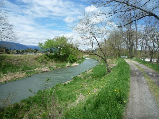 雪の大谷とライチョウを見に立山黒部アルペンルートへ行ってきた<br />富山側から大町へ抜け、大町温泉、安曇野をめぐる行程<br /><br />信濃大町駅から大糸線に乗り松本方面へ向かう<br />当初の予定では、安曇野を自転車で走る予定だったが、天気が悪かったのでそのまま松本に行くことにしていた<br />ところが、列車に乗る頃には雨はあがっていて、太陽も出ていたので再度予定変更<br />穂高駅で途中下車することに<br /><br />駅前で自転車を借りて安曇野を走りつつまずはスイス村ワイナリーへ<br />その後、万水川を通り大王わさび農場まで走る<br />わさび農場を散策した後はそばを食べて特急あずさで帰る