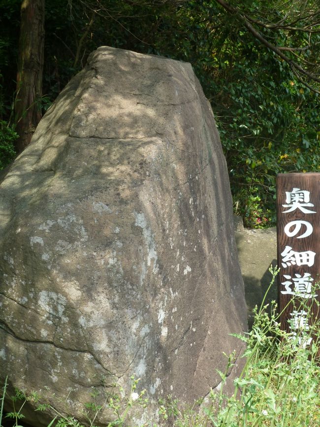 白石城下を発った芭蕉達は大河原の北西の韮神山の麓を、白川沿いに進んだ。<br /><br />対岸には原田甲斐の居城があった緑に覆われた館山が見通せる。<br /><br />白河に架かる韮神橋の辺りには昔”憚の関”と呼ばれる関があったらしい。<br /><br />道路工事で韮神山の一部が削られ、あちこちに散らばっていた歌碑寺の石碑が無造作（に見えた）に集められ、その一角に芭蕉の句碑も置かれていた。<br /><br />　　　鶯の　笠おとしたる椿かな　　芭蕉