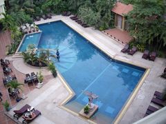2012年3月カンボジア・シェムリアップ　アンコールワットよりも広いプールで遊んでいたい！の旅