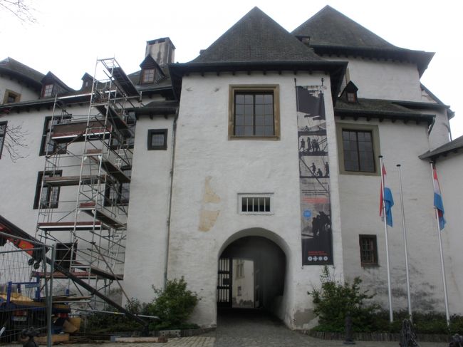 クレルヴォー城は博物館になっていて、模型や地図の展示があり、第二次世界大戦の作戦、お城の紹介や写真もありました。<br />開館時間は１１：００〜１８：００<br />入館料2.5ユーロ（ルクセンブルグカード提示で無料になります）<br /><br />山道を歩いて上ったサン・モーリス・エ・サン・モール修道院は、ちょうどミサ中だったので、別の出入り口から入れるクリプトの写真やパネルの展示を見てきました。