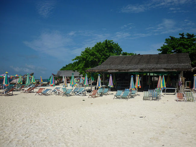 2012年5月16日〜20日の予定で、タイのプーケットに行ってきました。<br />ほとんど、ノープランで出発し、毎日パトンビーチ周辺でぶらぶらしていましたが、唯一観光旅行らしいことをしたのが、このカイ島3島めぐりです。<br /><br />カイ島は、プーケット島の東側に無数にある小島の一つで、島影になるので波も比較的穏やか、周囲はサンゴが多いので、シュノーケリングを楽しむ人も多いそうです。<br /><br />今回は、現地旅行会社にお願いして、ツアーをとってもらいました。カイ島ツアーといっても、一つの島に行くのではなく、カイヌイ、カイナイ、カイノークと、3つの小島を回ってシュノーケリングなどを楽しむツアーです。このカイ島ツアーには1日コース、午前コース、午後コースとあったのですが、一日も海にいたら飽きるだろうと思い、午前コースにしました。まぁ、ちょうどいいくらいのスケジュールですね。