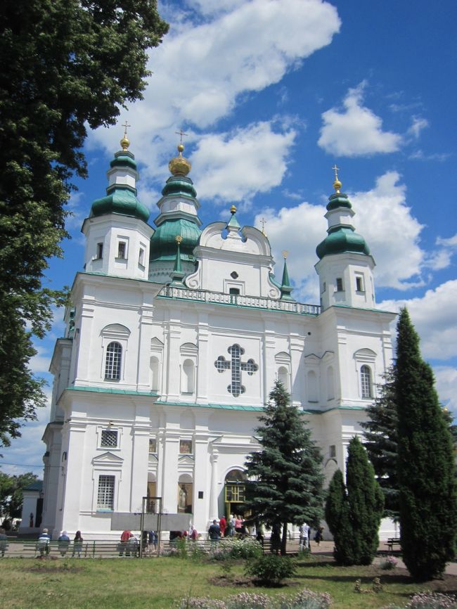 キエフから日帰りが可能とのことで、北部のチェルニゴフ（チェルニーヒウ）へショートトリップ。教会群が比較的コンパクトにまとまっているので、徒歩で楽しく散策できます。<br /><br />チェルニギフは1300年もの歴史がある古都で、中心部にも古い教会が比較的集中しています。1648年ウクライナ・コサックの国家が成立し、それ以来ウクライナの政治・経済・文化の中心の一つとして発展していきました。今は州庁所在地のひとつにすぎないぐらいの規模ではありますが、観光地もよく整備されている方だと思います。<br /><br />キエフに数日間観光に来たけれど、キエフにあるものはほとんど見尽くしてしまって他にやることないなあ…、1日あいたなあ…、という方にオススメの訪問先です。<br /><br />今回の旅行記は、日本語の資料が少なくて下調べに苦労した教訓を生かして、できるだけ説明を細かく書くようにしてみました。ただし英語のものを電子辞書様のお助けを借りながらせっせと訳したもので、資料によっていろいろ異なったりもしていますので、間違いもたくさんあると思います。拙い旅行記ではありますが、どなたかチェルニゴフにいらっしゃる際の参考になれば、または一緒に歩いている気分を味わっていただければ幸いです。